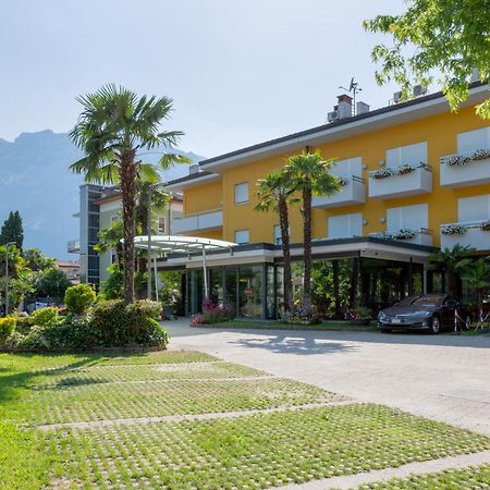 Appartamento Campagnola Mansardato Con Soppalco Riva del Garda Exteriör bild