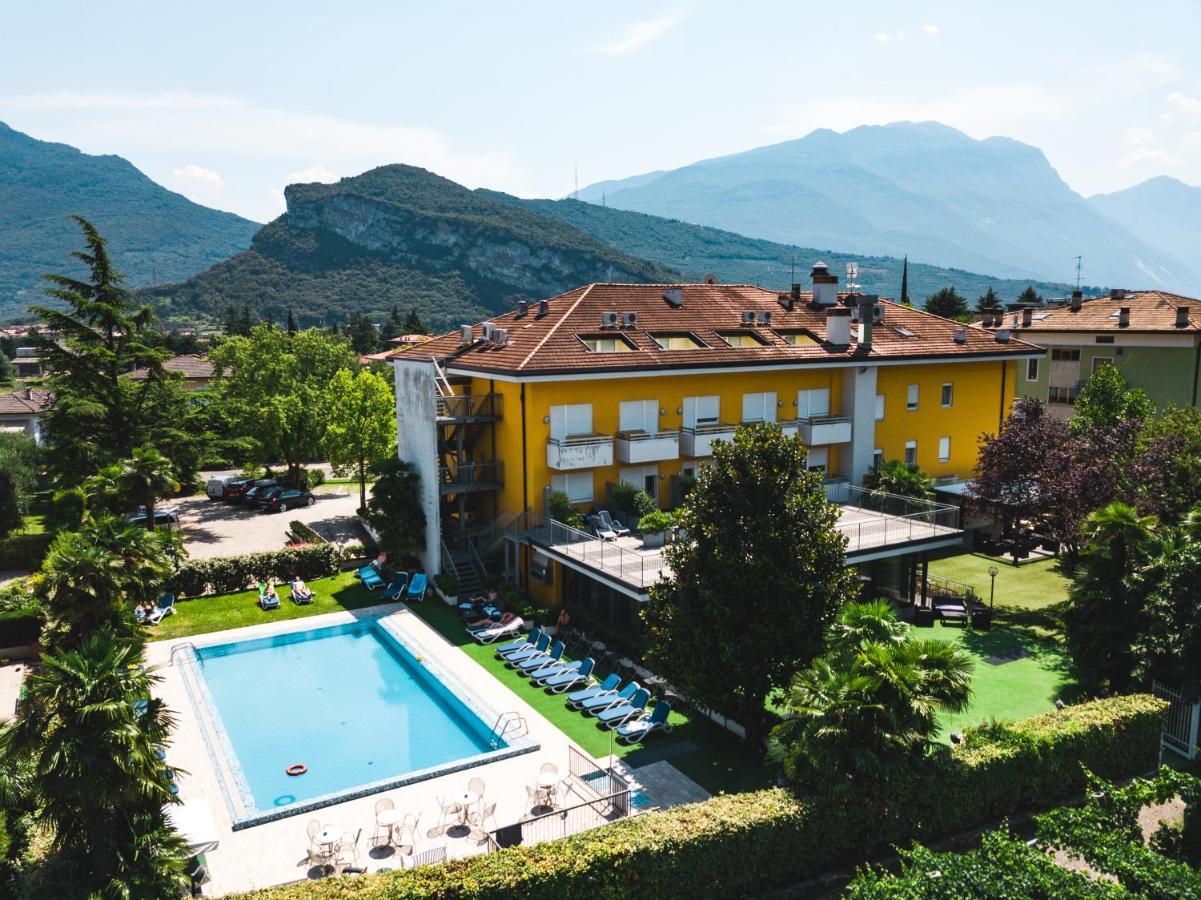 Appartamento Campagnola Mansardato Con Soppalco Riva del Garda Exteriör bild